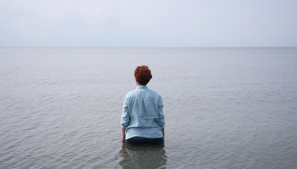 Videostill: Sprechen mitten im Blau, 2021 
